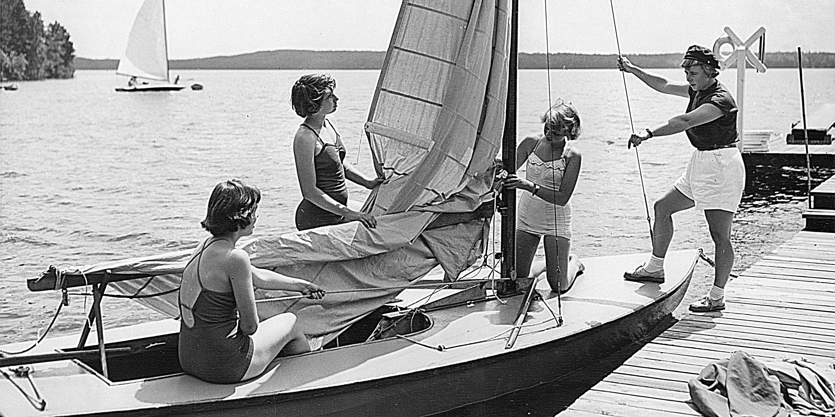 Black and white photo of 1952 campers preparing to sail